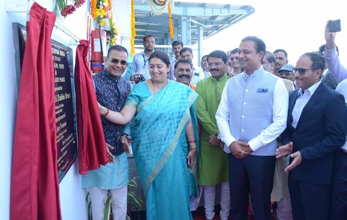Textiles minister Smriti Irani and Welspun Group Chairman BK Goenka at the inauguration of advanced textile facility of Welspun in Anjar. Courtesy: Welspun